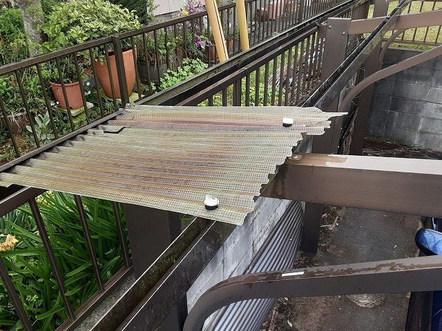 カーポート　飛散した塩ビ波板屋根